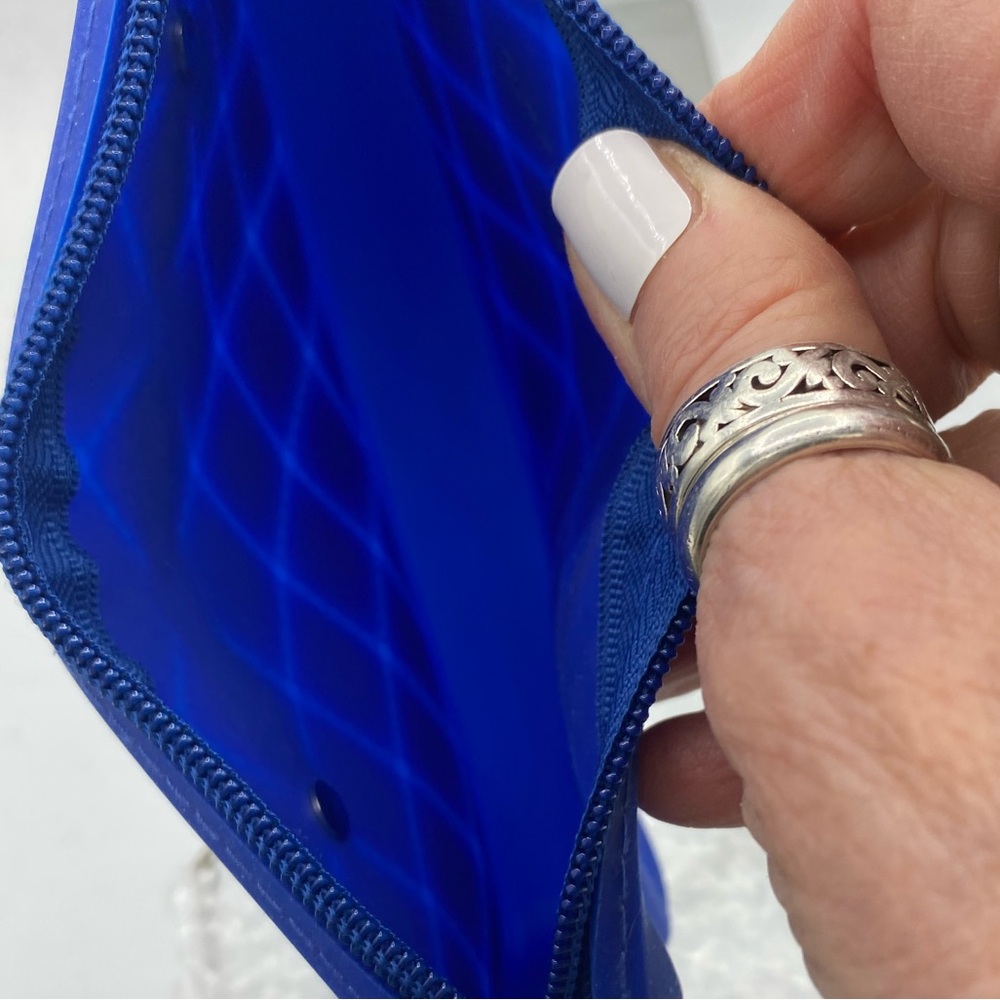 American Jewel Small Silicone Blue Quilted Gummy Wristlet/ Crossbody Bag - Picture 3 of 9